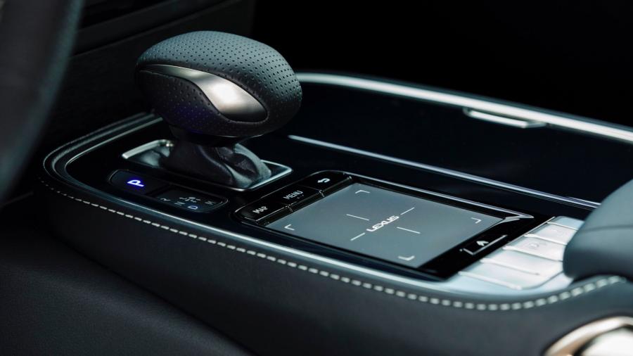 Детали интерьера Lexus LS500 AWD F-Sport 2017 года  (NA) (фото 5 из 30)